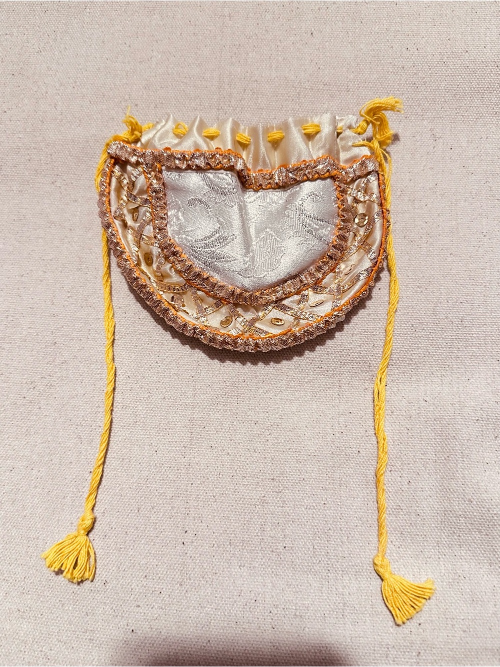 Vintage | Pouch | Embroidered Silk Jewelry Pouch in Ivory and White - Picture 6 of 6